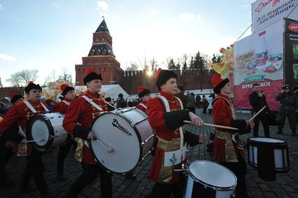 Празнование масленицы в масленичном городке на Васильевском спуске Москва 4 марта 2011 года