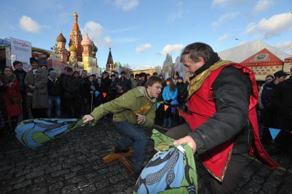 Празнование масленицы в масленичном городке на Васильевском спуске Москва 4 марта 2011 года