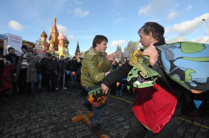 Празнование масленицы в масленичном городке на Васильевском спуске Москва 4 марта 2011 года