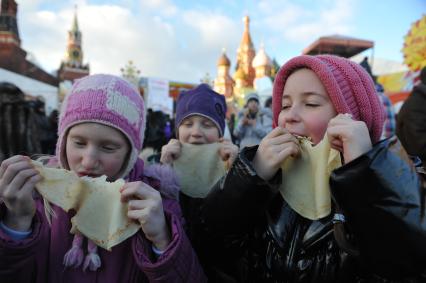 Празнование масленицы в масленичном городке на Васильевском спуске Москва 4 марта 2011 года