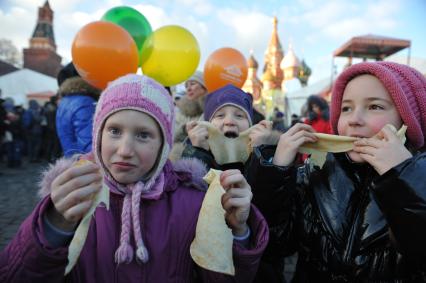 Празнование масленицы в масленичном городке на Васильевском спуске Москва 4 марта 2011 года