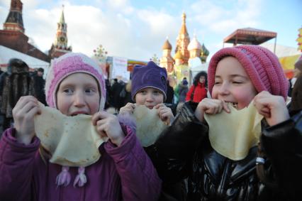 Празнование масленицы в масленичном городке на Васильевском спуске Москва 4 марта 2011 года