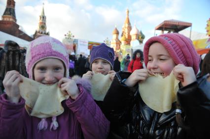 Празнование масленицы в масленичном городке на Васильевском спуске Москва 4 марта 2011 года