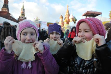 Празнование масленицы в масленичном городке на Васильевском спуске Москва 4 марта 2011 года