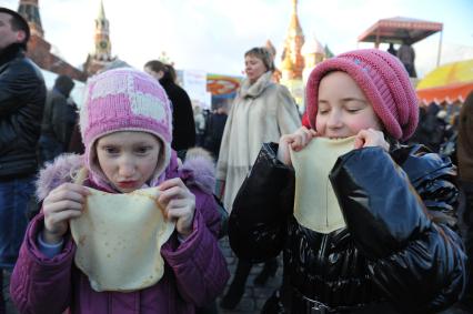 Празнование масленицы в масленичном городке на Васильевском спуске Москва 4 марта 2011 года