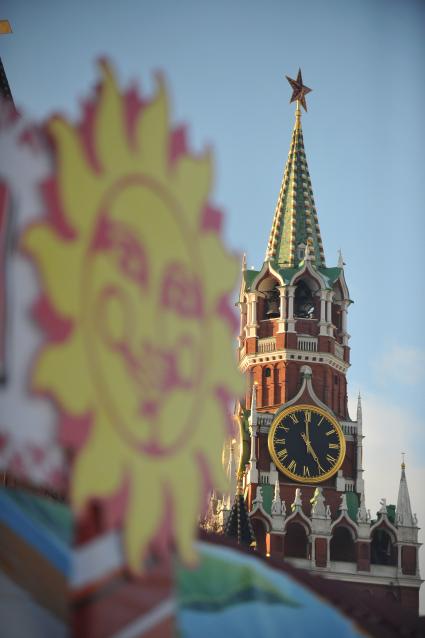 Празнование масленицы в масленичном городке на Васильевском спуске Москва 4 марта 2011 года