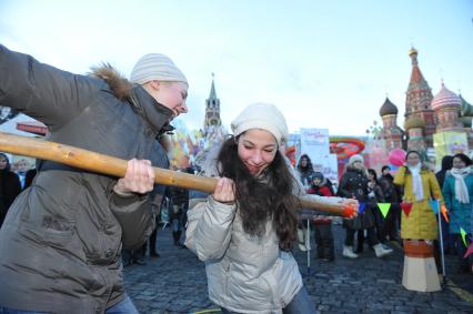 Празнование масленицы в масленичном городке на Васильевском спуске Москва 4 марта 2011 года