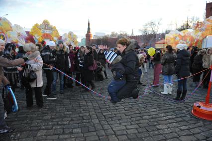 Празнование масленицы в масленичном городке на Васильевском спуске Москва 4 марта 2011 года