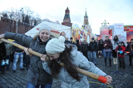 Празнование масленицы в масленичном городке на Васильевском спуске Москва 4 марта 2011 года