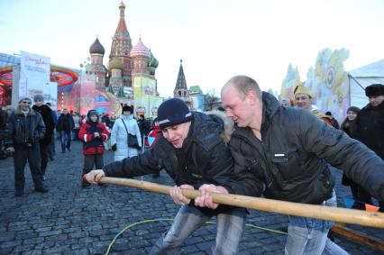 Празнование масленицы в масленичном городке на Васильевском спуске Москва 4 марта 2011 года