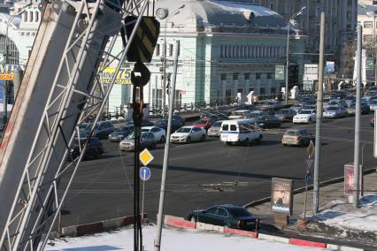 Долгоиграющая стройка вокруг Белорусского вокзала приводит к ежедневным пробкам на съезде с Ленинградского проспекта на улицу 1-я Тверская- Ямская, Москва, 9 марта 2011 года