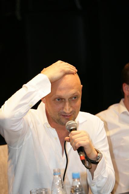 Гоша Куценко отмечает свой день рождения и выпуск музыкального альбома МАЙ ВОРЛД. На снимке: актер Гоша Куценко. 19 мая 2010 года.