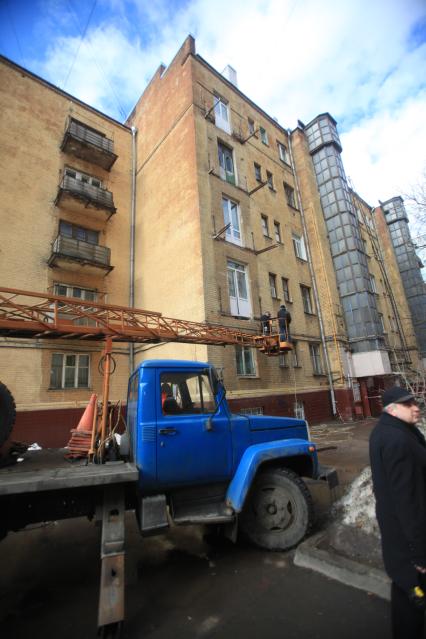 15 марта 2011 Россия. Москва. Четыре балкона рухнули в доме в Марьиной Роще.  Обрушение балконов в жилом доме.