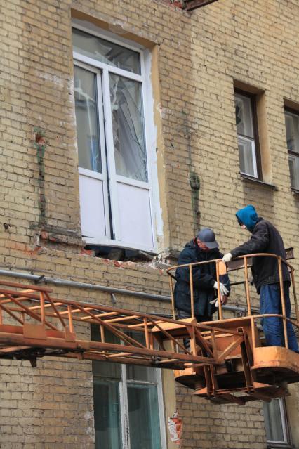 15 марта 2011 Россия. Москва. Четыре балкона рухнули в доме в Марьиной Роще.  Обрушение балконов в жилом доме.