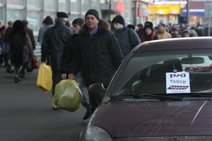 Такси на Курском вокзале, Москва, 3 марта 2011 года.