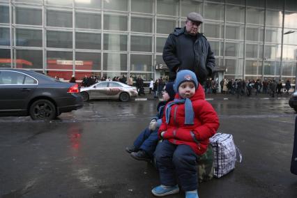 Такси на Курском вокзале, Москва, 3 марта 2011 года.