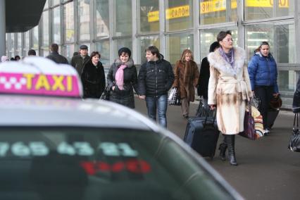 Такси на Курском вокзале, Москва, 3 марта 2011 года.