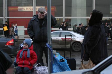 Такси на Курском вокзале, Москва, 3 марта 2011 года.