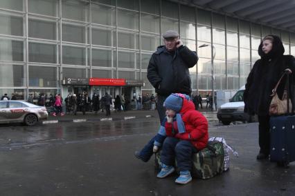 Такси на Курском вокзале, Москва, 3 марта 2011 года.