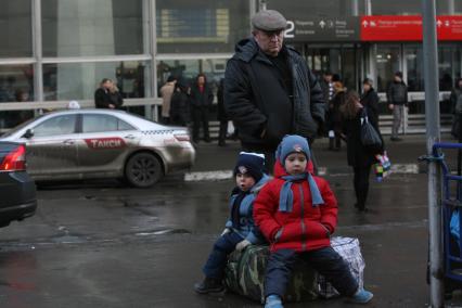 Такси на Курском вокзале, Москва, 3 марта 2011 года.