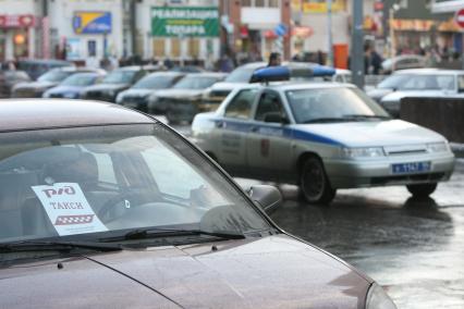 Такси на Курском вокзале, Москва, 3 марта 2011 года.