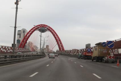 Россия. Москва. 17 марта 2011.  Живописный мост (Мост в Серебряном бору) - вантовый мост через Москву-реку, расположен на северо-западе Москвы и является частью строящегося Краснопресненского проспекта.