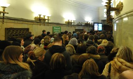 18 марта 2011 Россия, Москва. Час Пик в Москвовском метро станция Театральная.