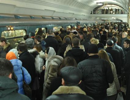 18 марта 2011 Россия, Москва. Час Пик в Москвовском метро станция Театральная.