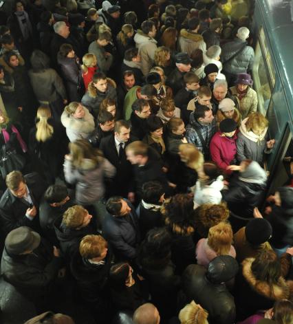 18 марта 2011 Россия, Москва. Час Пик в Москвовском метро станция Театральная.