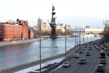 Вид на Берсеневскую набережную. Памятник Петру Первому, кондитерская фабрика КРАСНЫЙ ОКТЯБРЬ, ЦДХ ( Центральный дом художника ). 24 марта 2011 года.