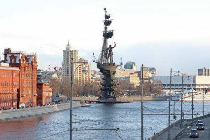 Вид на Берсеневскую набережную. Памятник Петру Первому, кондитерская фабрика КРАСНЫЙ ОКТЯБРЬ, ЦДХ ( Центральный дом художника ). 24 марта 2011 года.