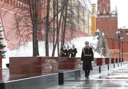 24 марта 2011г. Россия, Москва. Смена почетного караула на посту у вечного огня в Александровском саду. Города Герои.