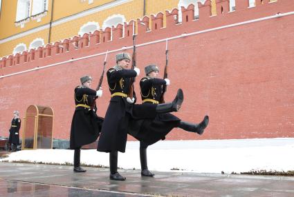 24 марта 2011г. Россия, Моосква. Смена почетного караула на посту у вечного огня в Александровском саду.