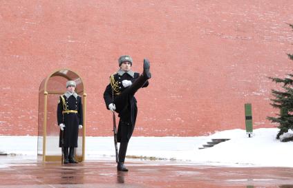 24 марта 2011г. Россия, Москва. Смена почетного караула на посту у вечного огня в Александровском саду.