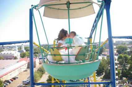 Жених и невеста катаются на колесе обозрения, Саратов, 24 августа 2008 года.