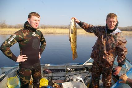 Рыбаки на Волге хвастаются уловом, Саратов, 26 апреля 2009 года.