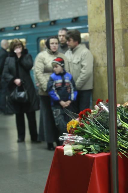 29 марта 2011г. Россия, Москва. Люди несут цветы  на место взрыва на станции Парк Культуры.