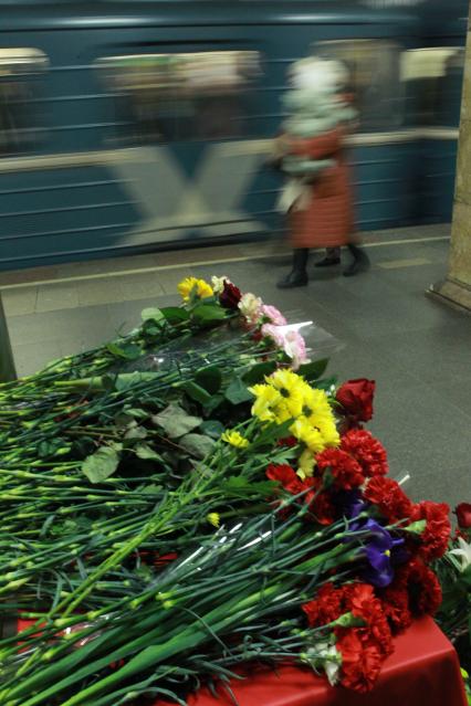 29 марта 2011г. Россия, Москва. Люди несут цветы  на место взрыва на станции Парк Культуры.