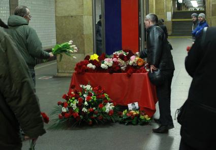 29 марта 2011г. Россия, Москва. Люди несут цветы  на место взрыва на станции Парк Культуры.