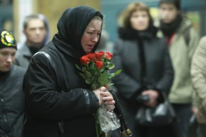 29 марта 2011г. Россия, Москва. Люди несут цветы  на место взрыва на станции Парк Культуры.