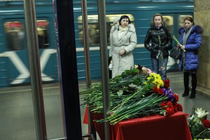 29 марта 2011г. Россия, Москва. Люди несут цветы  на место взрыва на станции Парк Культуры.