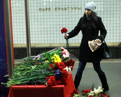 29 марта 2011г. Россия, Москва. Люди несут цветы  на место взрыва на станции Парк Культуры.