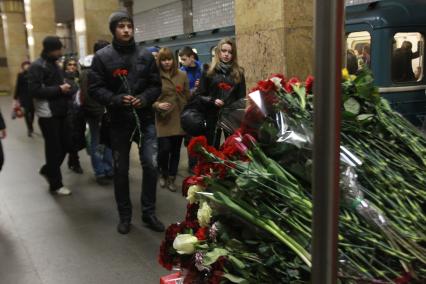 29 марта 2011г. Россия, Москва. Люди несут цветы  на место взрыва на станции Парк Культуры.