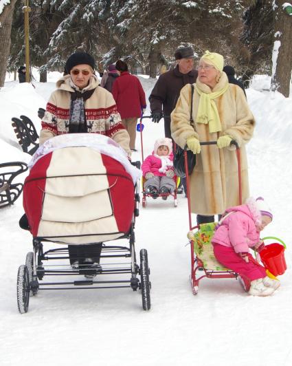 Женщины везут коляски с детьми, Саратов, 3 февраля 2010 года