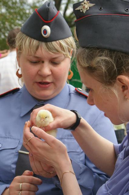 Две девушки полицейских с цыпленком в руках, Саратов, 15 мая 2010 года