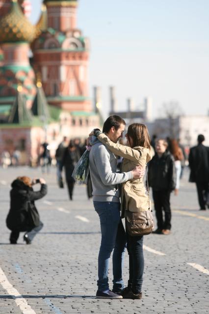 Влюбленная пара целуется на Красной площади, Москва, 4 апреля 2011 года