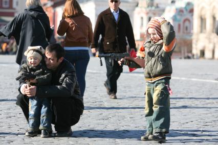 Отец и сын с игрушечным оружием на Красной площади, Москва, 4 апреля 2011 года