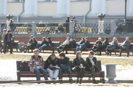 Люди заняли все лавочки в Александровском саду и греются на весеннем солнышке, Москва, 4 апреля 2011 года