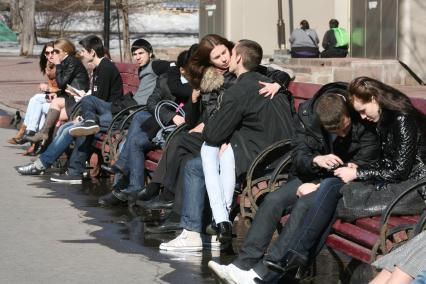 Люди заняли все лавочки в Александровском саду и греются на весеннем солнышке, Москва, 4 апреля 2011 года