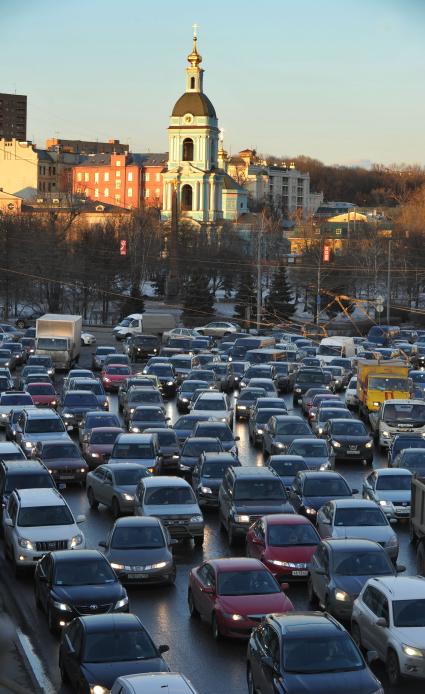 Пробка автомобилей на котельнической набережной в Москве 01 апреля 2011 г.